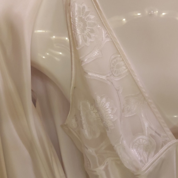 Nightgown & Housecoat - Picture 7 of 11